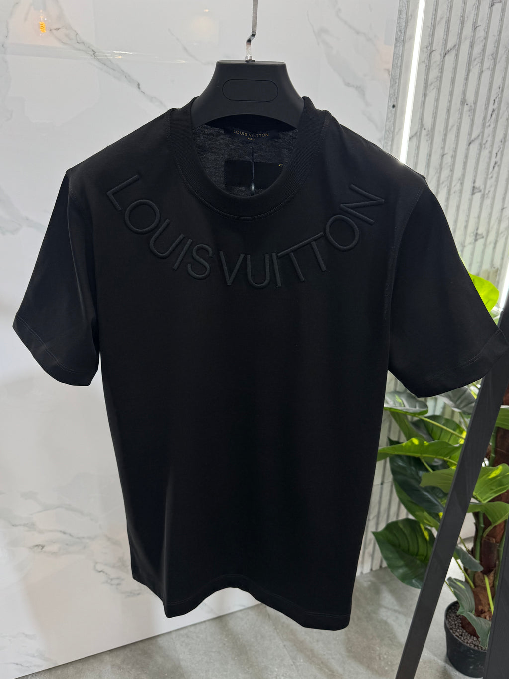 LOUIS VUITTON Curved Embossed Logo T-Shirt – Black - NEW1909