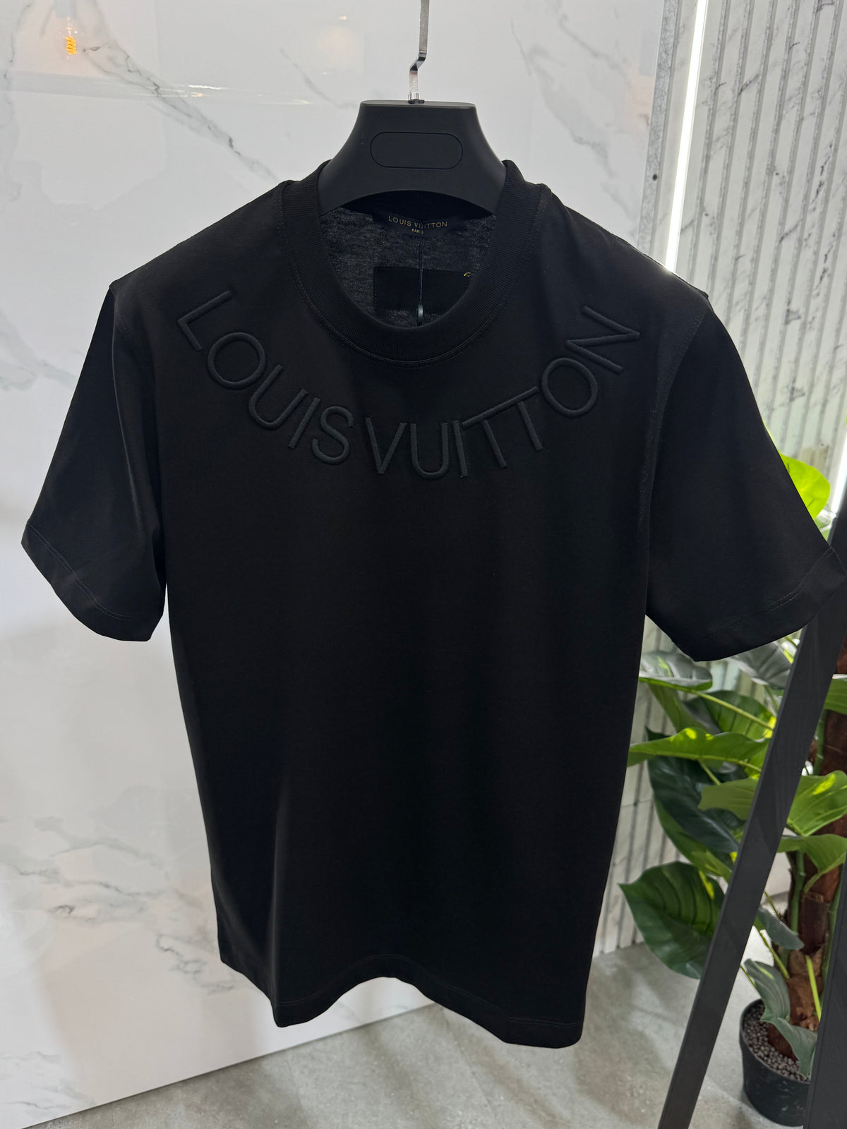 LOUIS VUITTON Curved Embossed Logo T-Shirt – Black - NEW1909