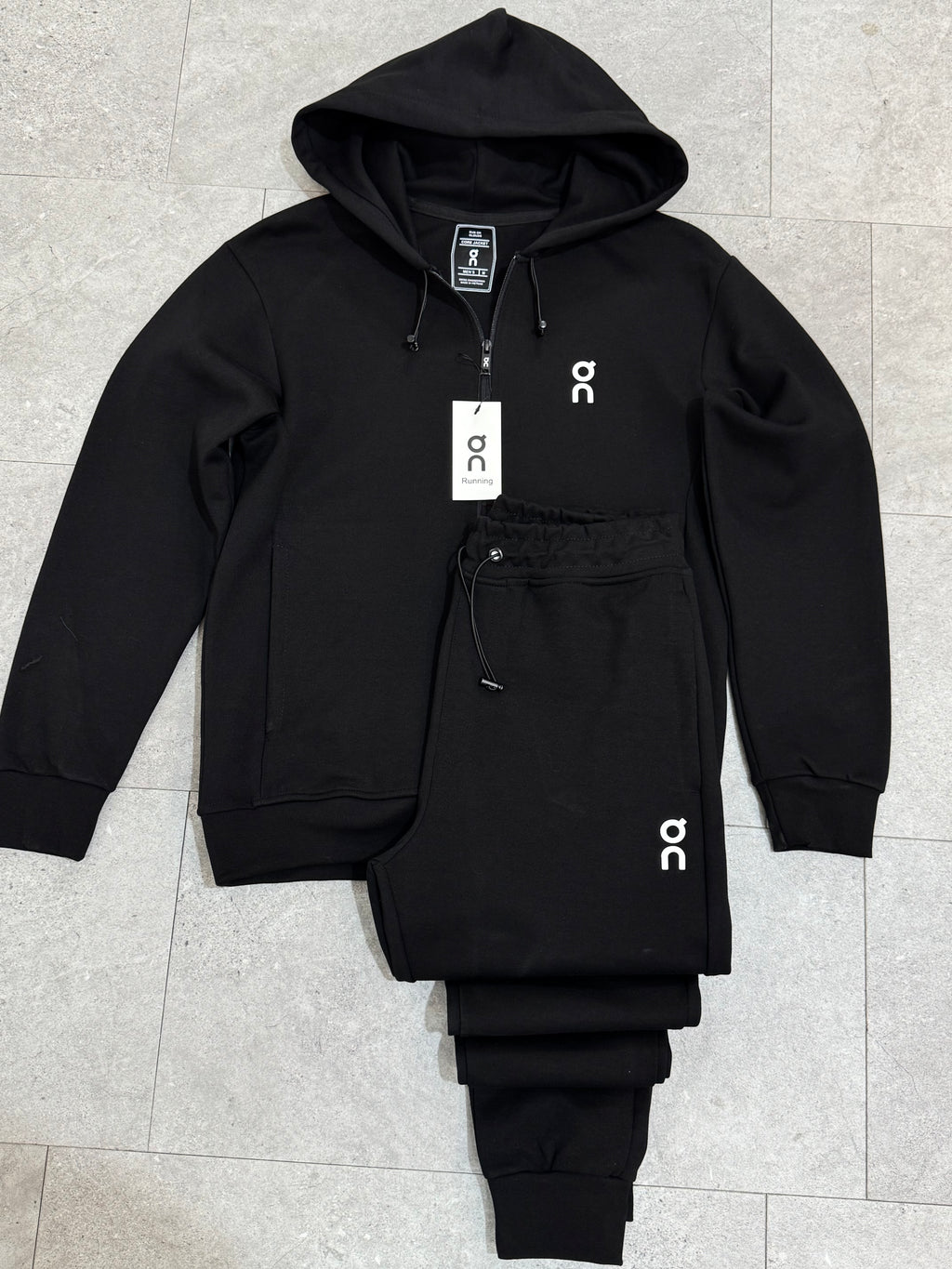 ON RUNNING Performance Logo Tracksuit – Black - NEW1946