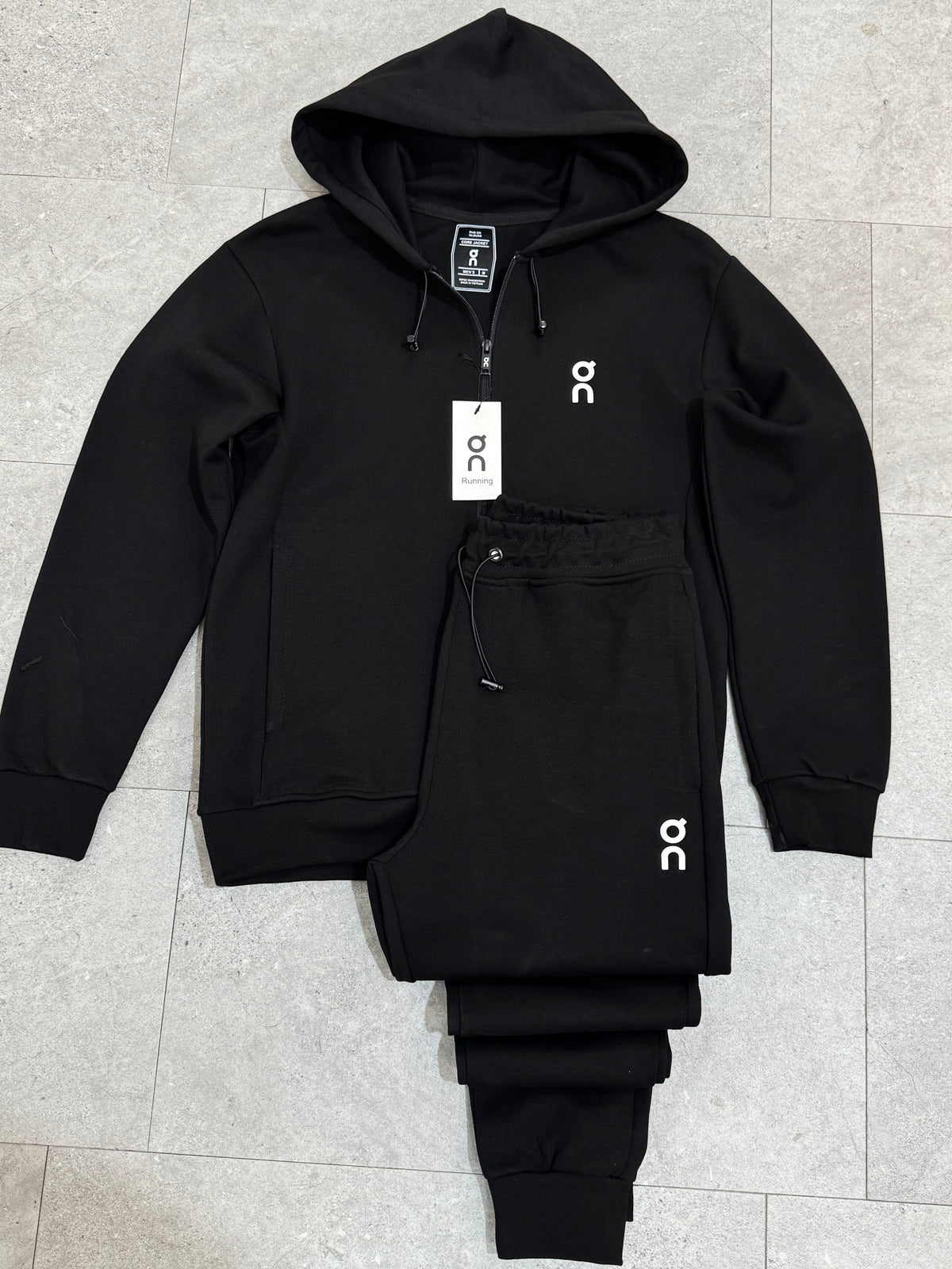 ON RUNNING Performance Logo Tracksuit – Black - NEW1946