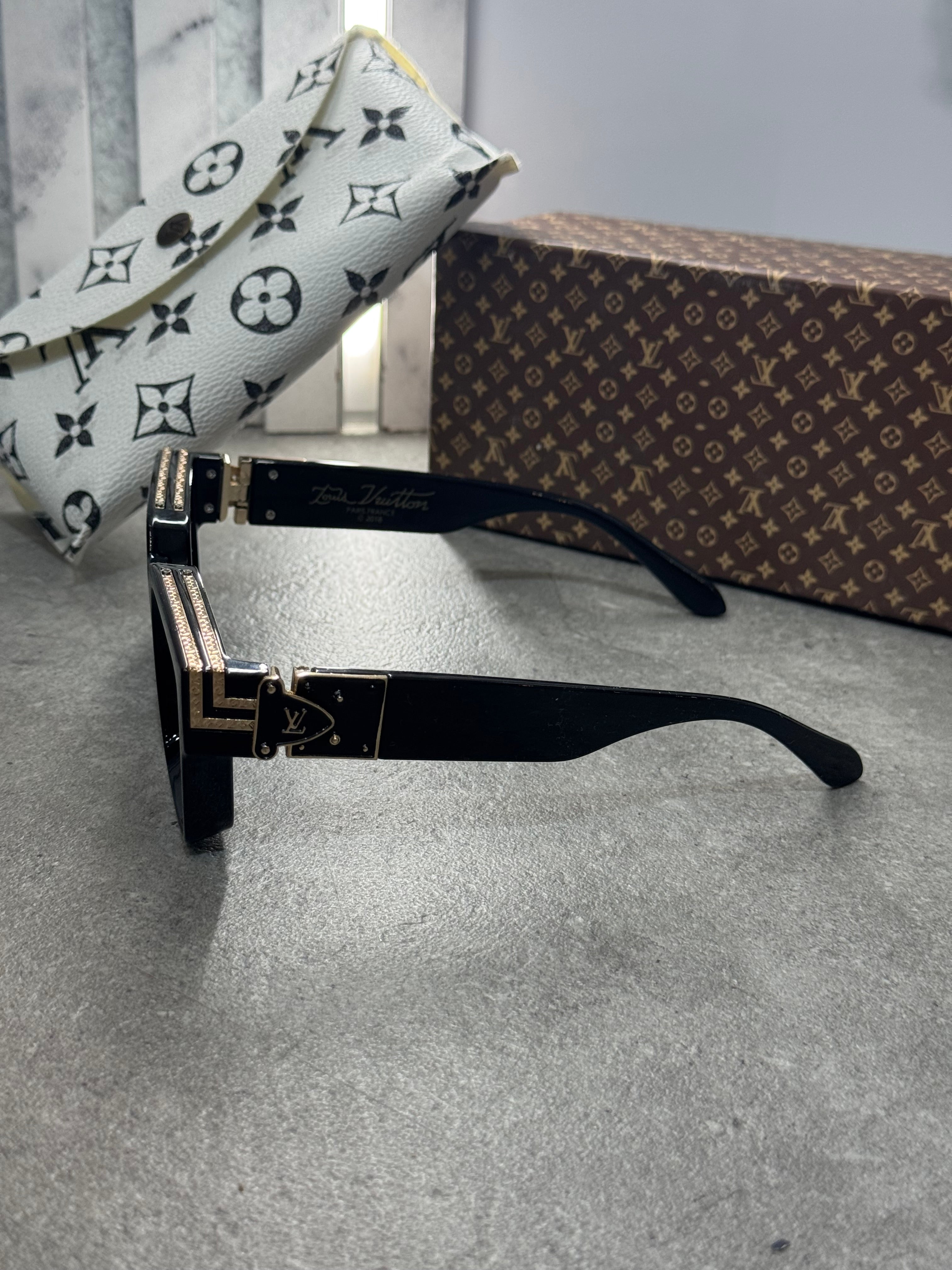 LOUIS VUITTON SUNGLASSE - NEW1560