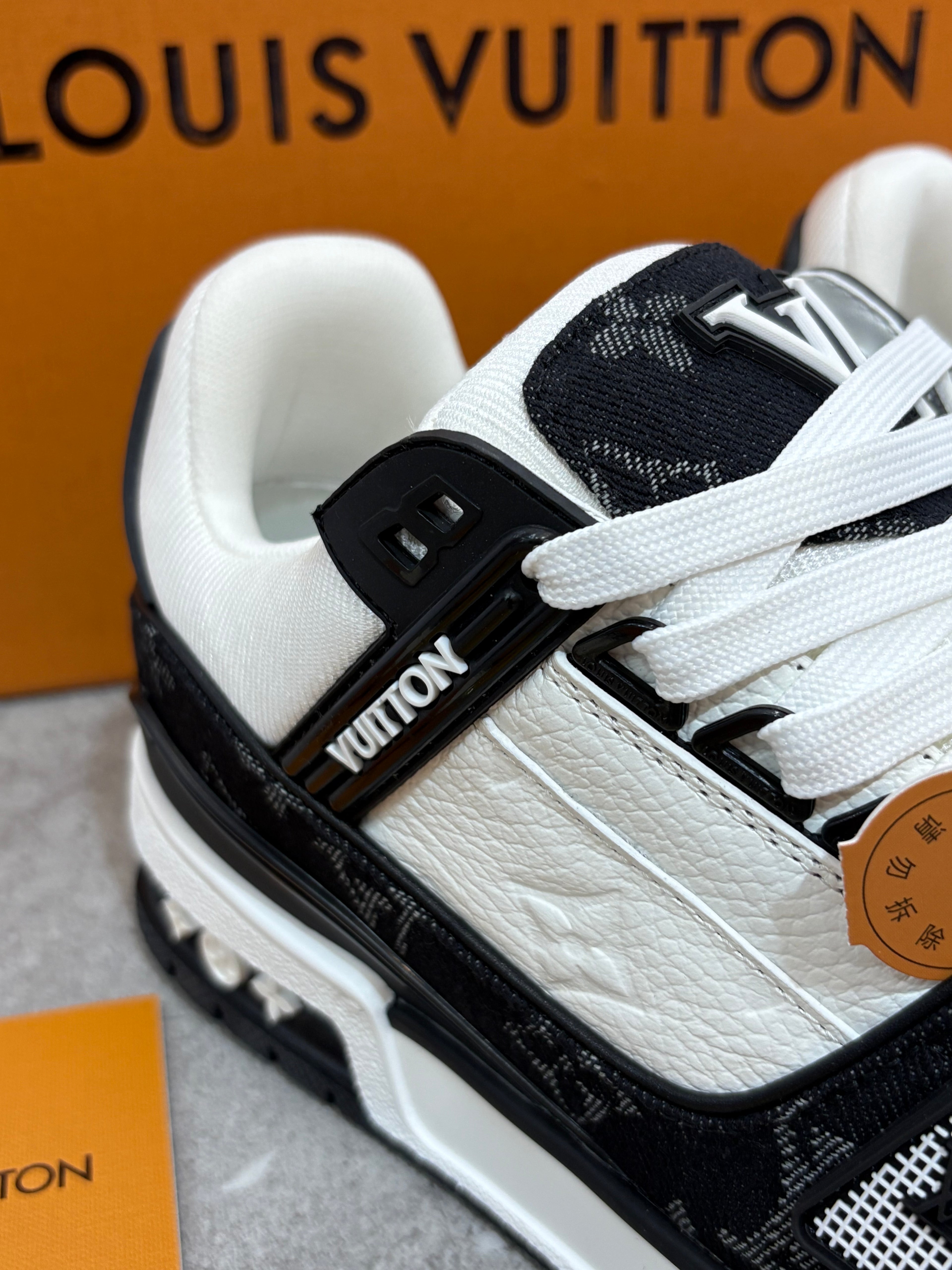 LOUIS VUITTON TRAINER - PREMIUM SNEAKER 1225