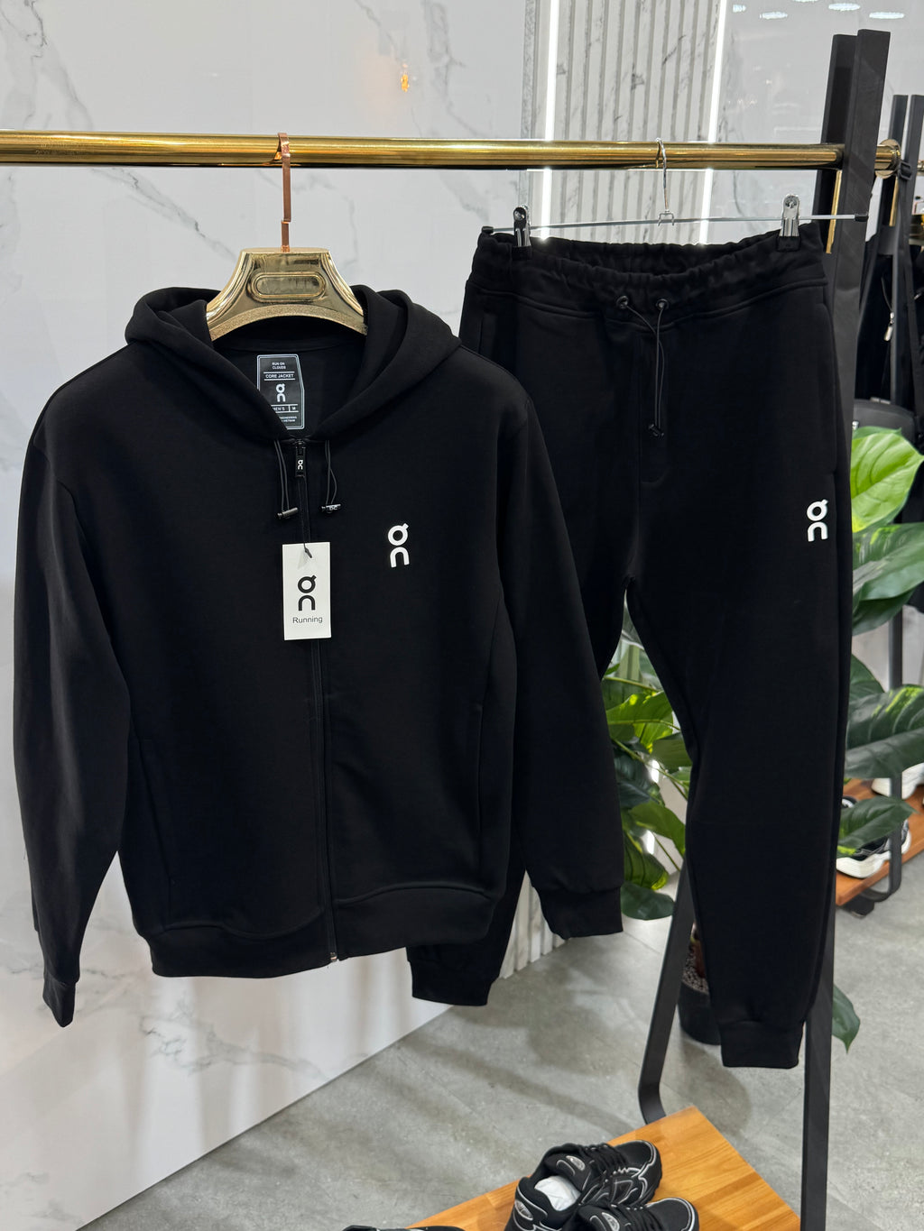 ON RUNNING Performance Logo Tracksuit – Black - NEW1946