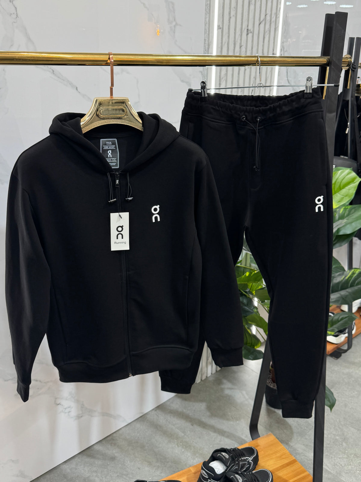 ON RUNNING Performance Logo Tracksuit – Black - NEW1946