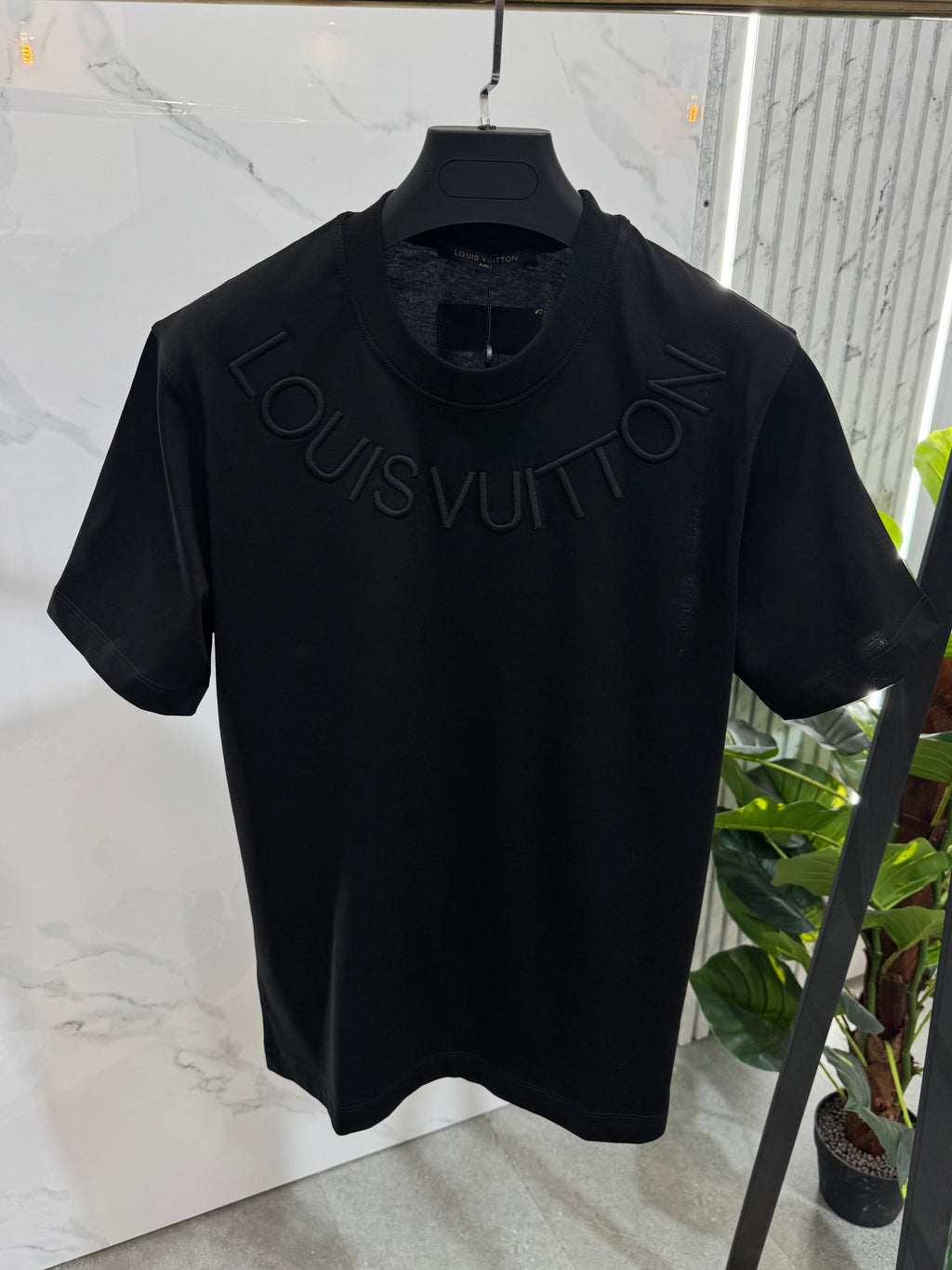 LOUIS VUITTON Curved Embossed Logo T-Shirt – Black - NEW1909