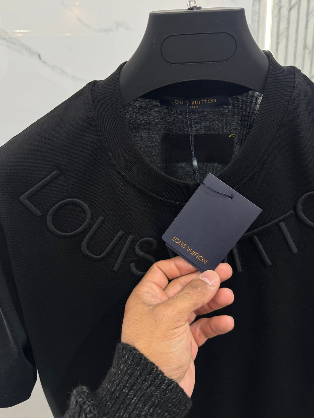 LOUIS VUITTON Curved Embossed Logo T-Shirt – Black - NEW1909
