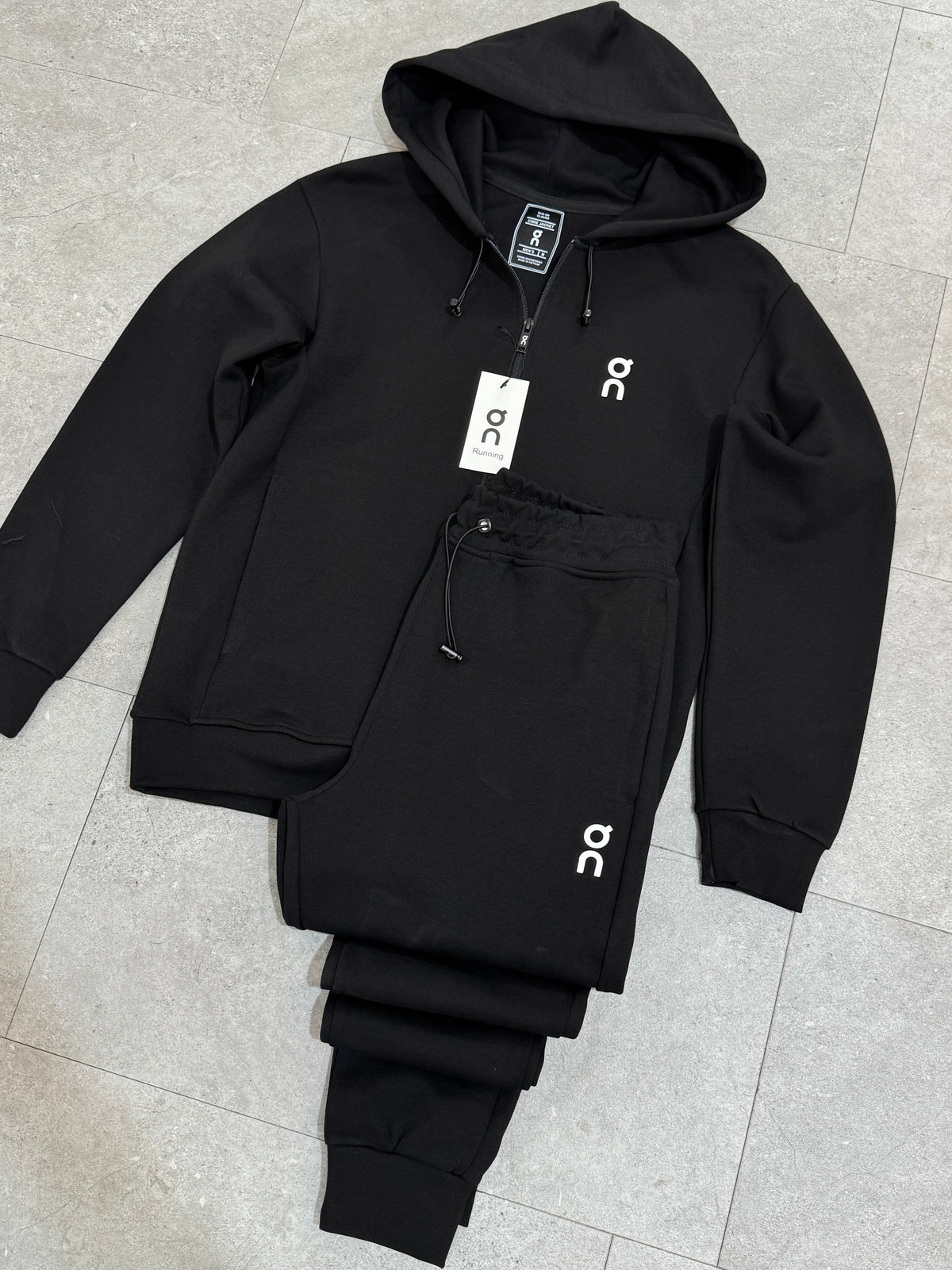 ON RUNNING Performance Logo Tracksuit – Black - NEW1946