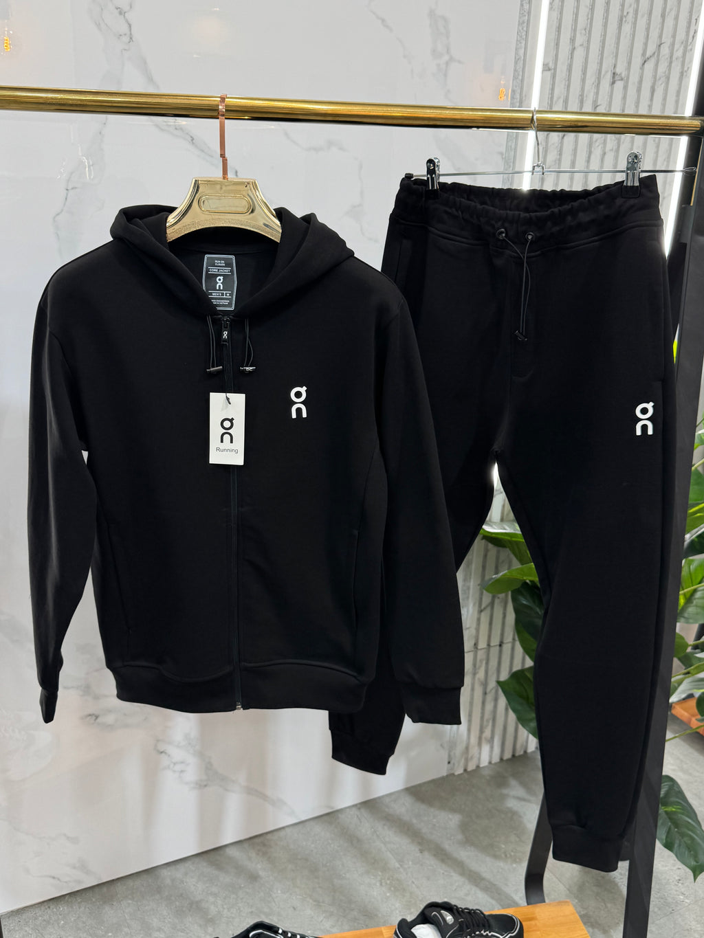 ON RUNNING Performance Logo Tracksuit – Black - NEW1946