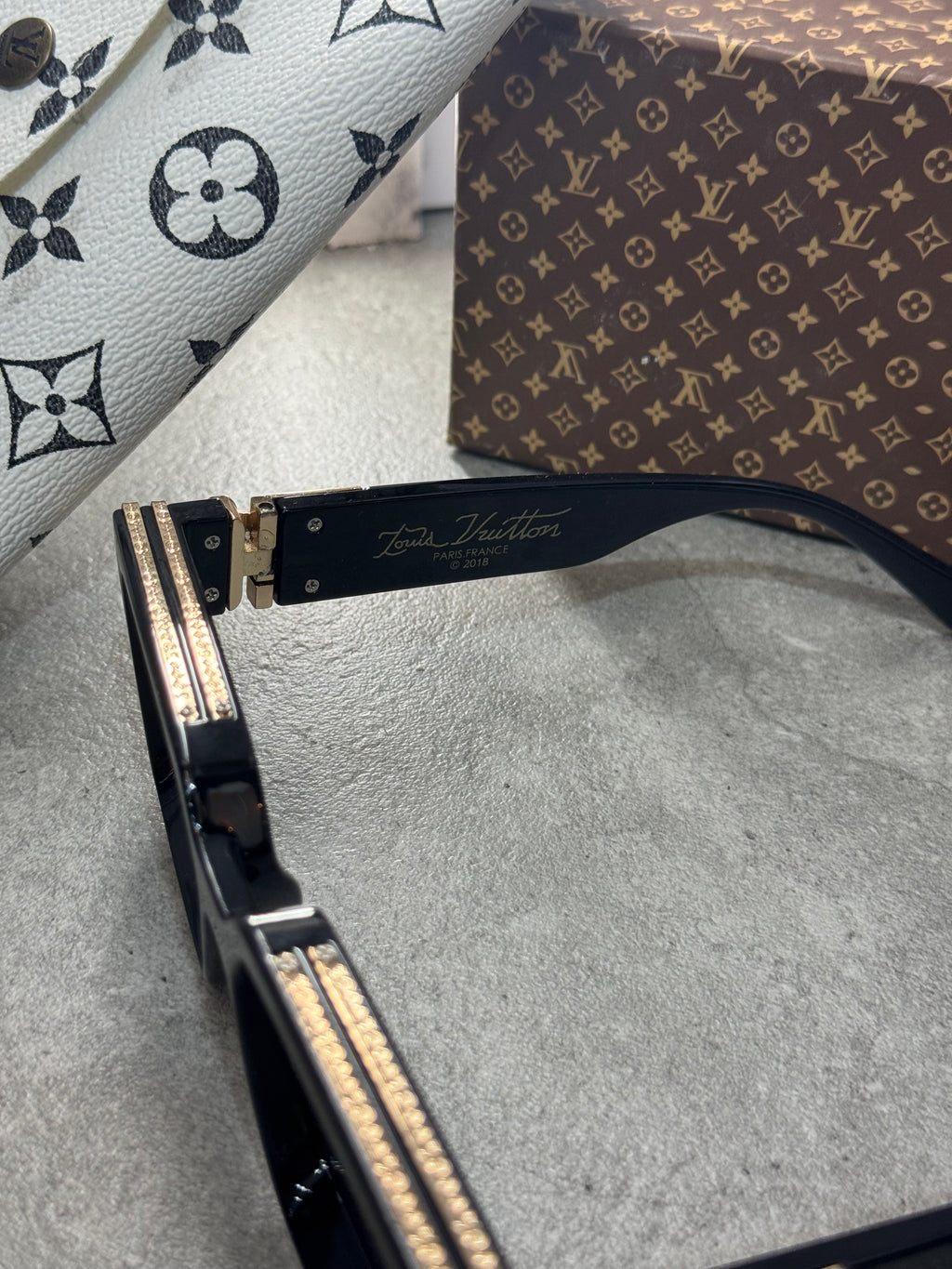 LOUIS VUITTON SUNGLASSE - NEW1560