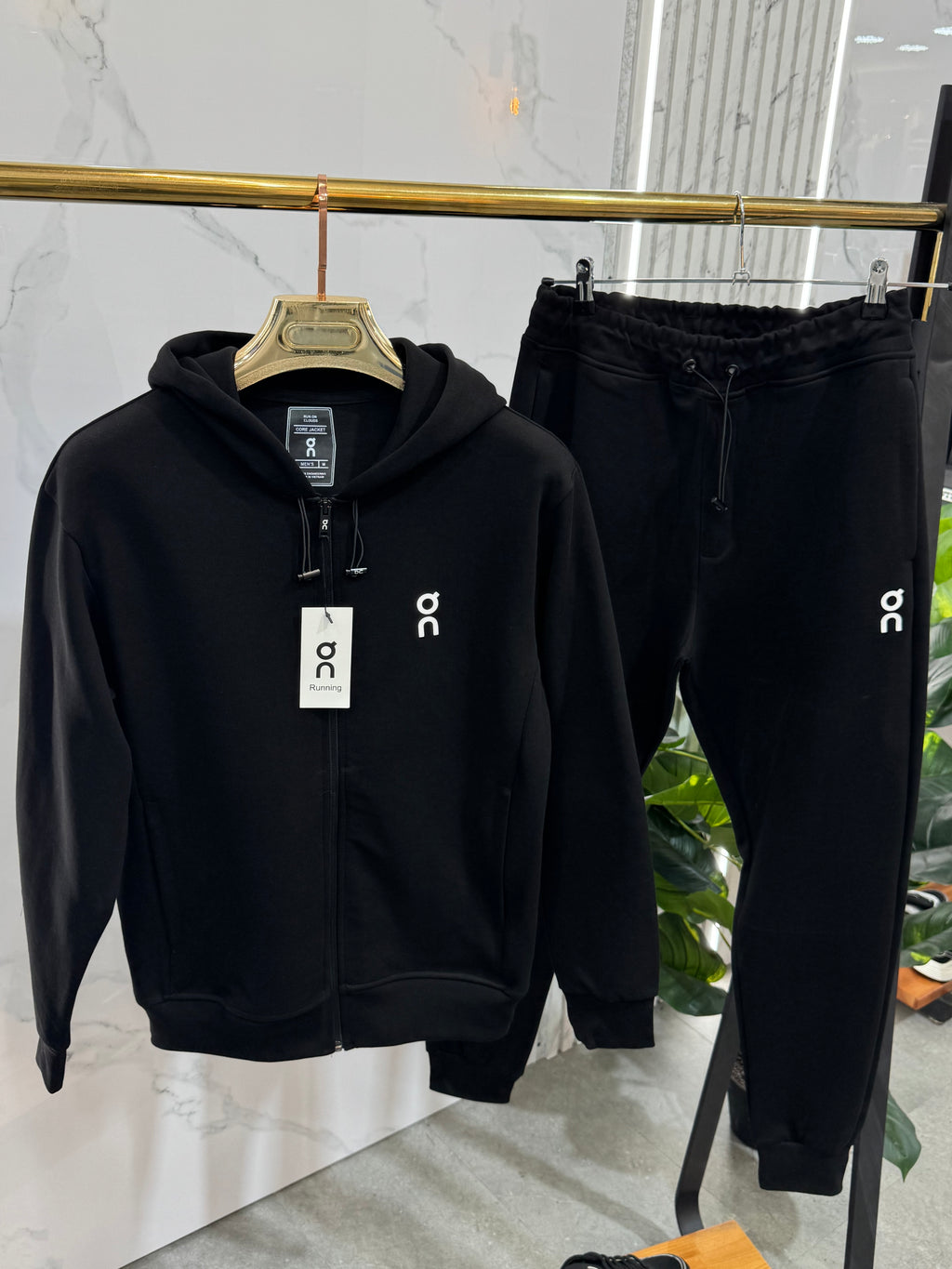 ON RUNNING Performance Logo Tracksuit – Black - NEW1946
